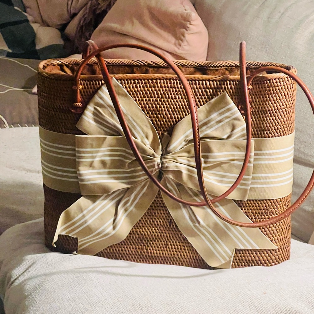 Elegant Tan Woven Bag with Bow Accent